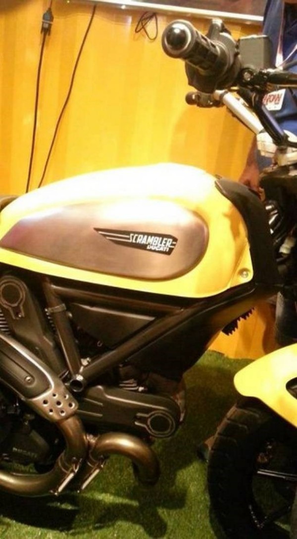 Flagrada fotos da nova Ducati Scrambler 2015