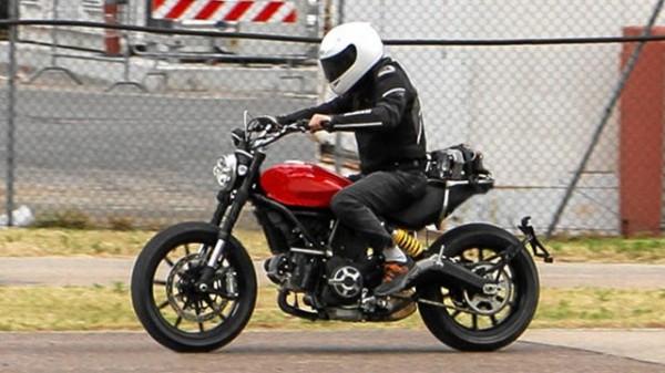 Flagrada fotos da nova Ducati Scrambler 2015