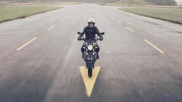2016-Yamaha-XSR700-EU-Forest-Green-Action-005