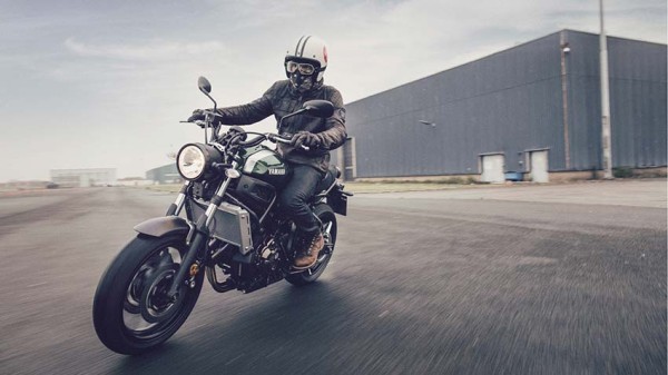 2016-Yamaha-XSR700-EU-Forest-Green-Action-009