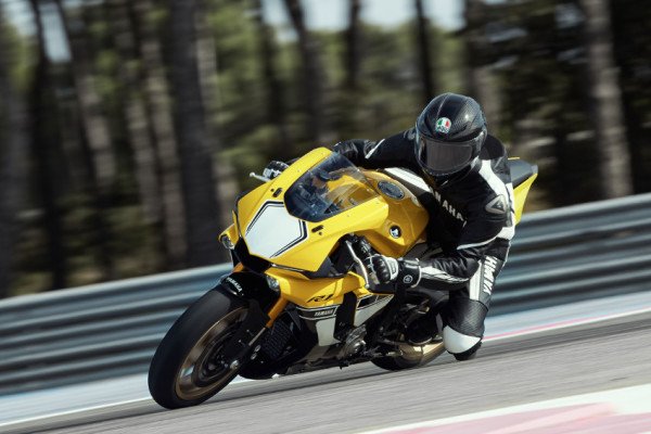 Nova Yamaha R1 será comercializada por valores a partir de R$125.990