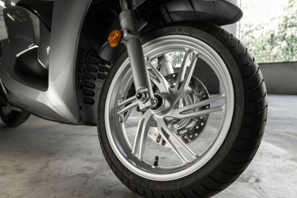 Honda SH 300i – Scooter pode chegar custando R$24 mil! 7