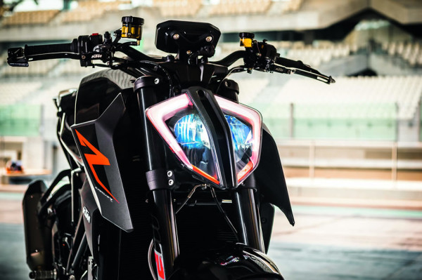Video KTM 1290 Super Duke R 2017 02