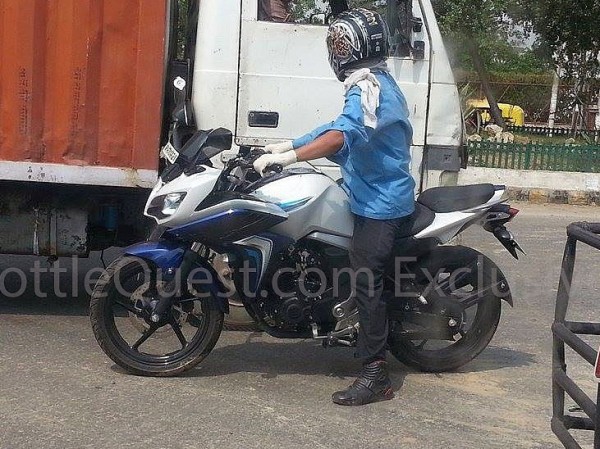 Nova Yamaha Fazer 150 carenada flagrada nas ruas da India