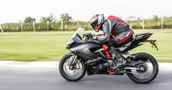 Apache RR 310 Preta em ação