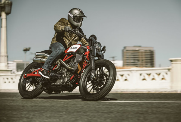 India Scout FTR750 Flat Track no Asfalto
