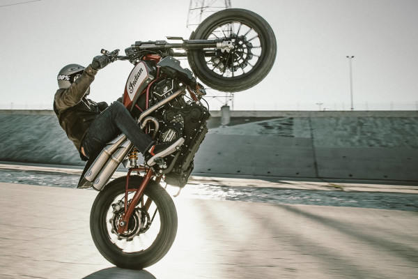 Empinando Indian Scout FTR750 Flat Track