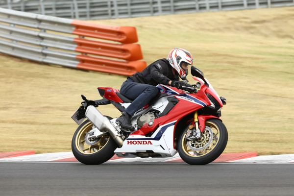 Comparativo CBR1000RR vs Ninja H2