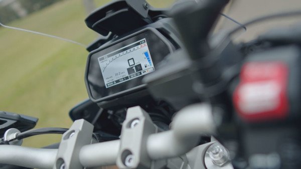 Tracer-900-GT-03-painel-tft