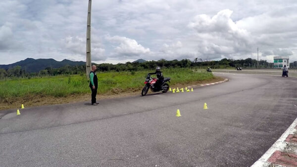 como-fazer-manobras-moto-baixa-velocidade-03