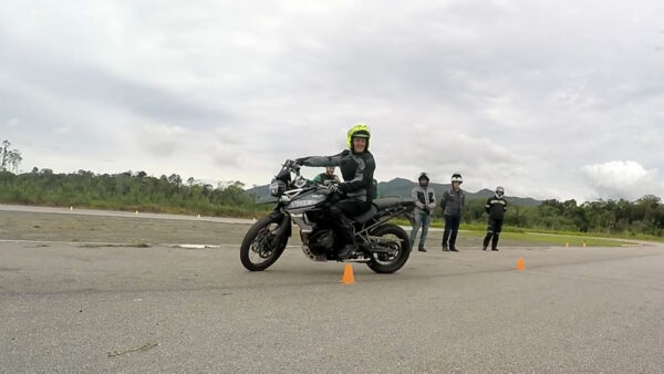 como-fazer-manobras-moto-baixa-velocidade-06 como-fazer-manobras-moto-baixa-velocidade-06
