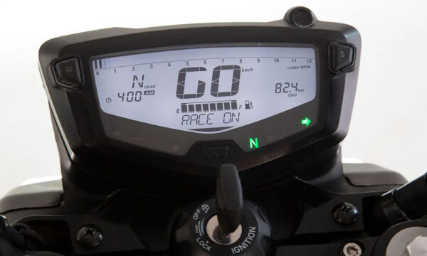 Moto-Barata-05-Apache200-03