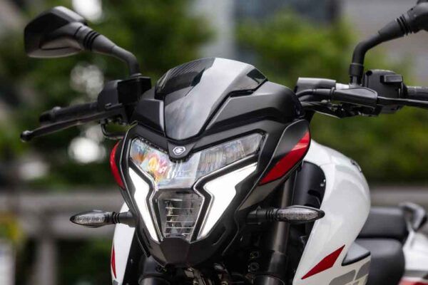 Bajaj Dominar NS 160 farol