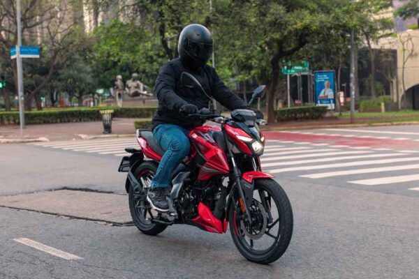 Bajaj Pulsar N150 1