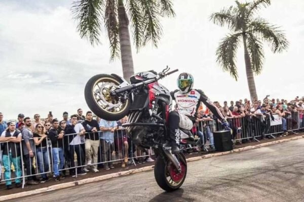 Projeto de lei quer criar regras para ‘grau e manobras em motos 1