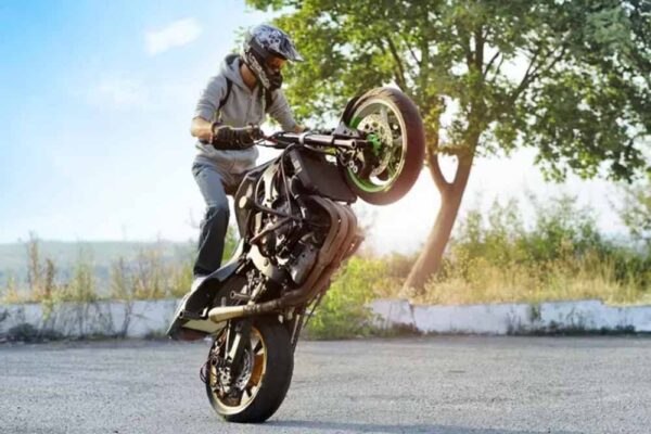 Projeto de lei quer criar regras para ‘grau e manobras em motos 3